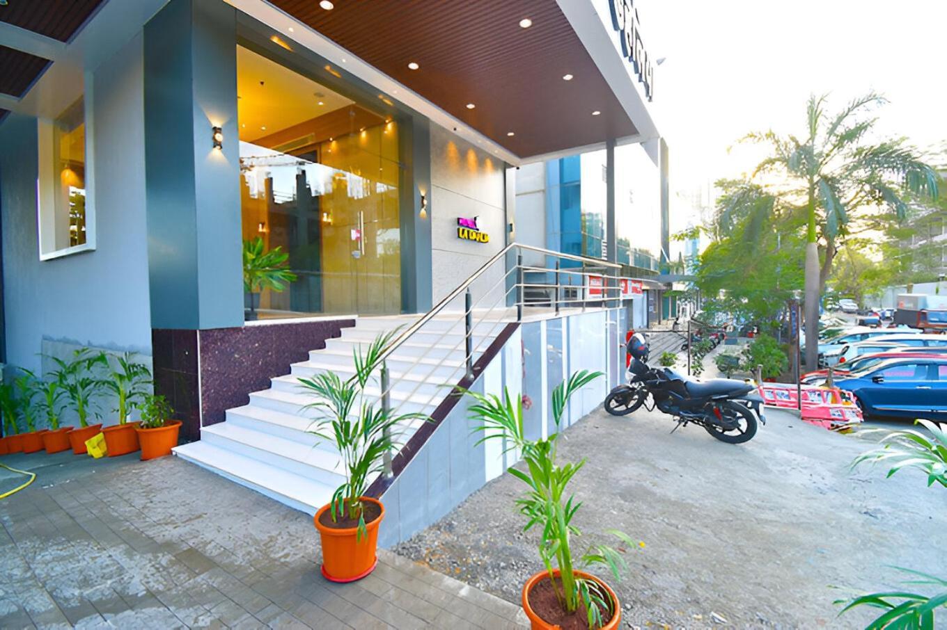 Glitz Hotels La Dahlia - Premium Thane Esterno foto